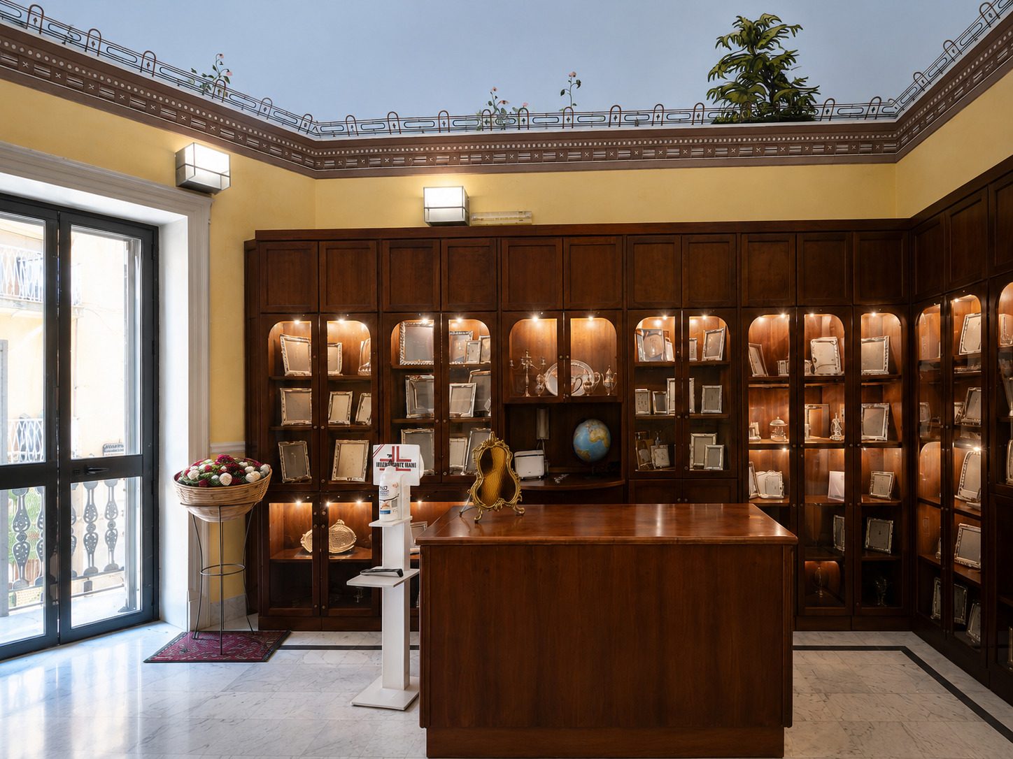 La sala dell'argenteria, con le vetrine in legno lungo le pareti