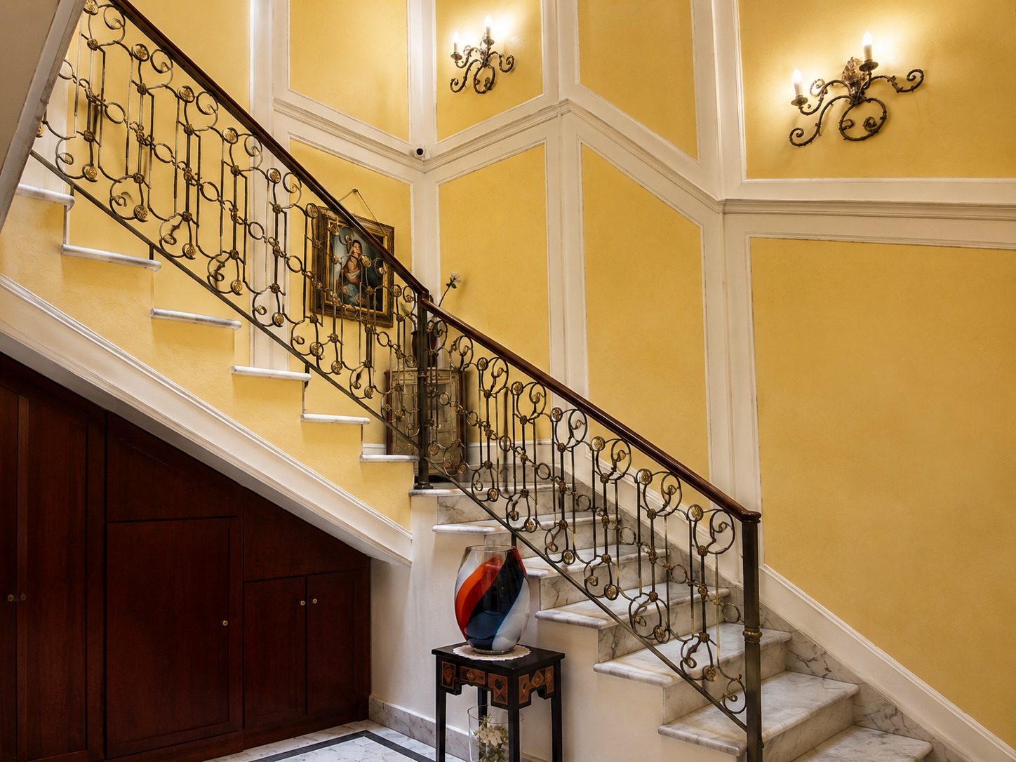 La scala in marmo di Palazzo Castiglia, con la ringhiera in ferro battuto