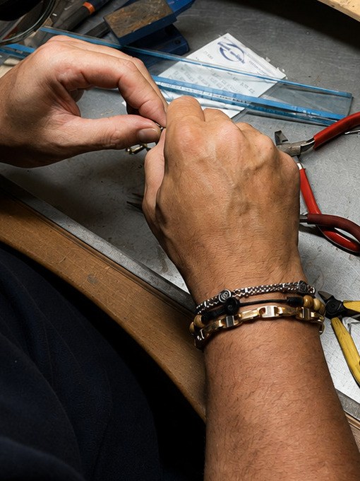 Le mani di Massimo Castiglia al banco, su una riparazione